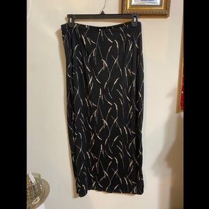 Maxi skirt w stretchy fabric and slit on side